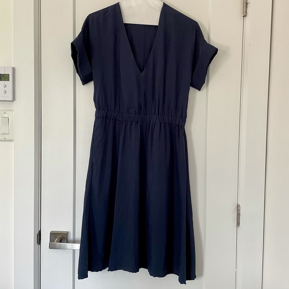 Everlane Japanese GoWeave Light V-Neck dress, navy - Picture 9 of 10